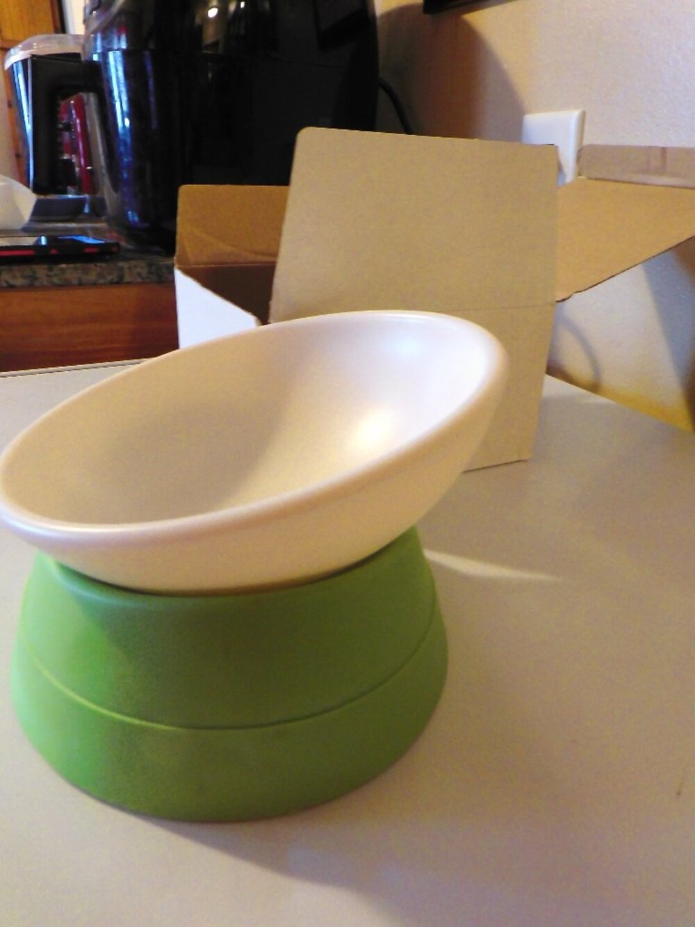 NIB - MOVABLE TILT CAT / DOG FOOD BOWL SITS FIRMLY ON GROUND